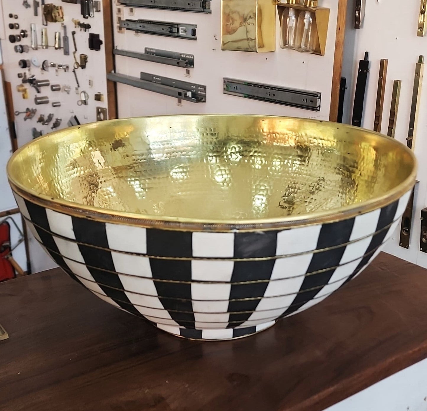 Evier Artisanale en Laiton avec Incrustations de Résine Élégantes noir et blanc vasque marocaine