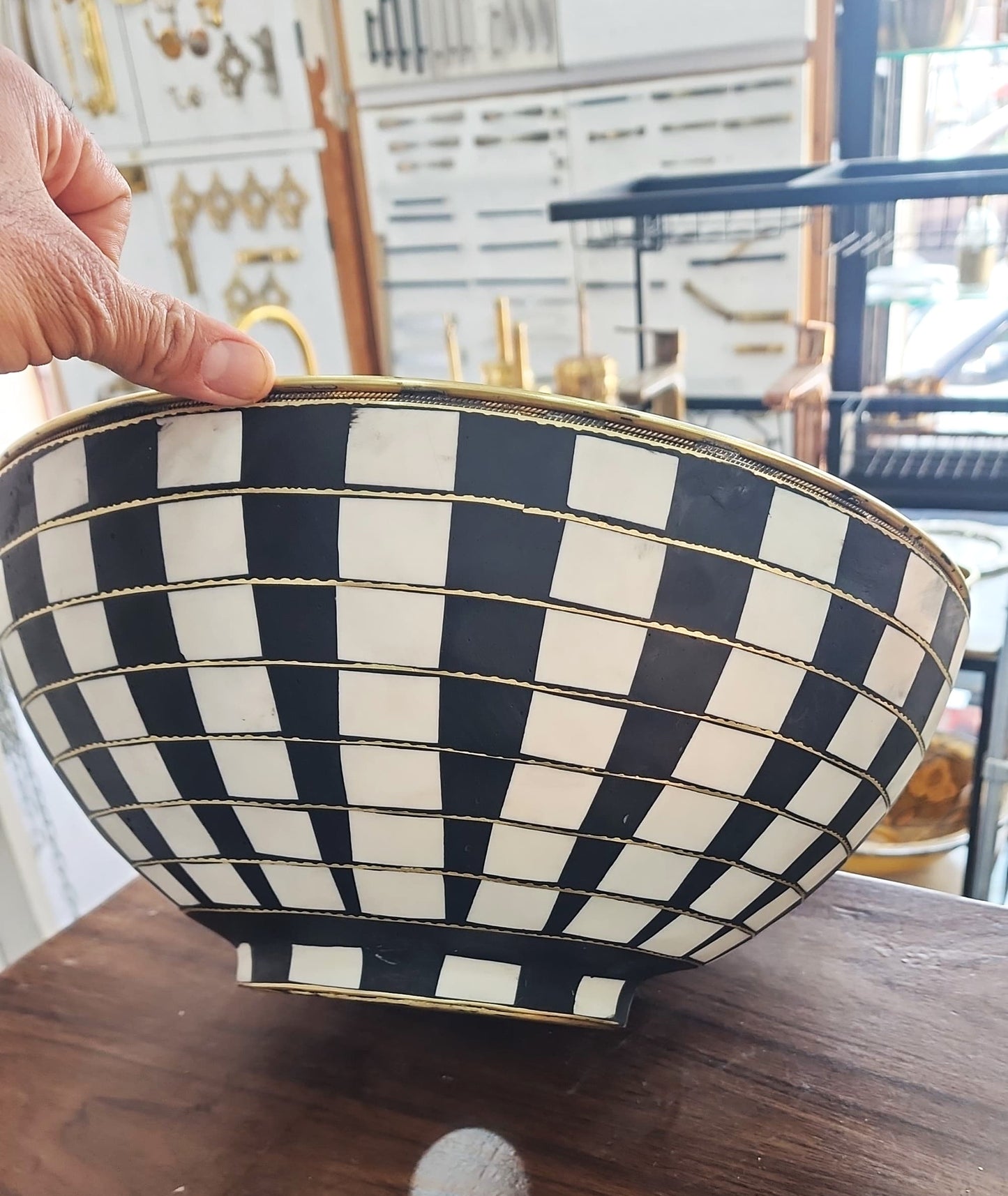 Evier Artisanale en Laiton avec Incrustations de Résine Élégantes noir et blanc vasque marocaine