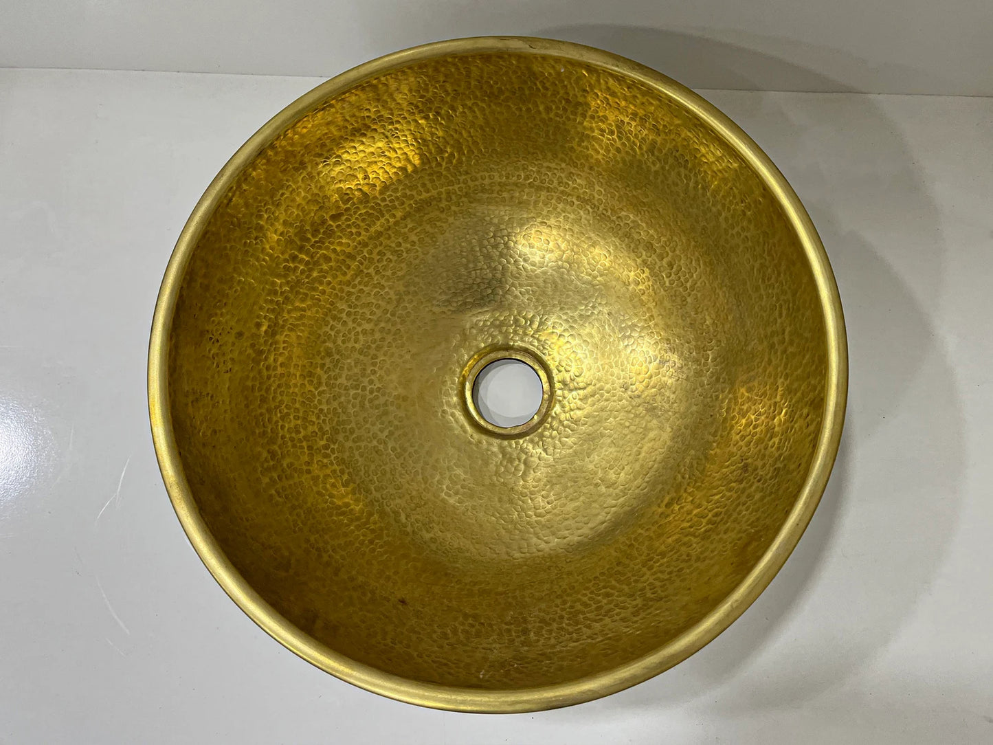 Evier Artisanale en Laiton avec Incrustations de Résine Élégantes noir et blanc vasque marocaine